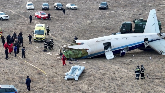 Cayó un avión de pasajeros de Azerbaijan Airlines y hay al menos 32 sobrevivientes