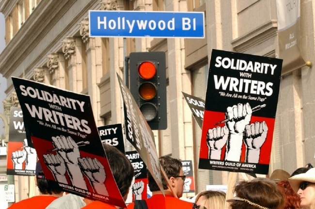 Guionistas de Hollywood realizan la primera huelga en 15 años luego de que fracasaran las negociaciones por mejoras salariales