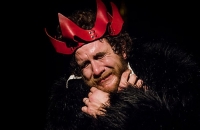 Estreno en el Teatro San Martín: El trágico reinado de Eduardo II, la triste muerte de su amado Gaveston, las intrigas de la reina Isabel y el ascenso y caída del arrogante Mortimer