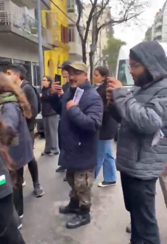 En Filosofía y Letras: Libertarios quisieron tapar un mural del Ché y debieron correr