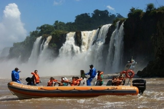 Vuelco fatal de un bote en las Cataratas del Iguazú: murió un turista holandés