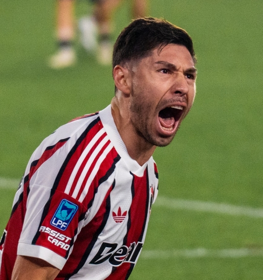 Gonzalo Montiel festeja el primer gol de River en el torneo