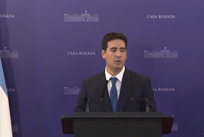 El vocero presidencial presentó su currículum vitae ante los periodistas acreditados en Casa de Gobierno