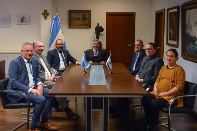 Anses: Mariano A. S. de los Heros, al embajador israelí en la Argentina, Eyal Sela