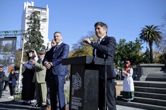 Axel Kicillof junto a Julio Alak inauguraron las obras de remodelación de Plaza Italia