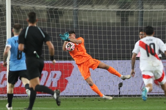 Eliminatorias Sudamericanas: Uruguay recibe a Perú y Brasil a Chile