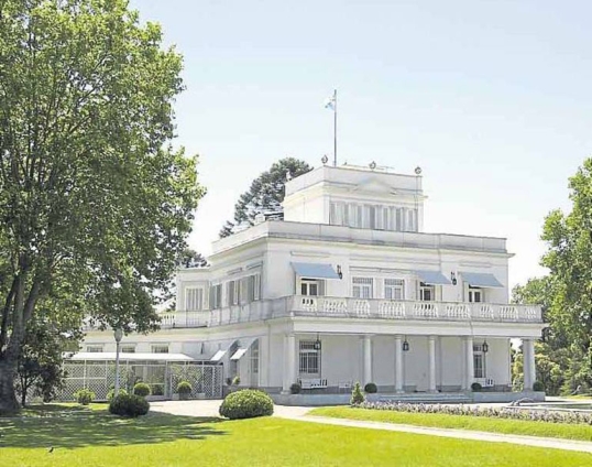 Todo muy sucio: Una póliza privada aseguró como “personal de catering” al intendente de Olivos y a coordinadoras de la Quinta