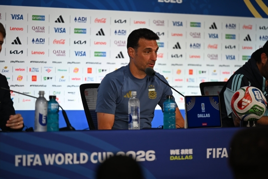 Scaloni: “Aún cuando el equipo estaba sufriendo, Leo robó balones, estaba comprometido”