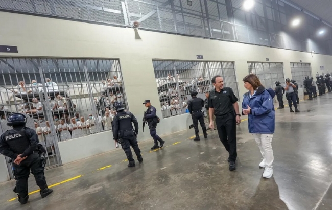 El Salvador: Bullrich visitó el Centro de Confinamiento del Terrorismo y mantendrá una runión con Bukele