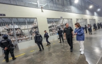 El Salvador: Bullrich visitó el Centro de Confinamiento del Terrorismo y mantendrá una runión con Bukele