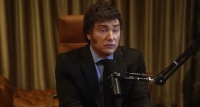 Denuncian a Javier Milei por presunto ultraje a la bandera argentina