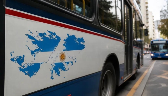 Fuerte polémica por la quita de los stickers de Malvinas en el transporte