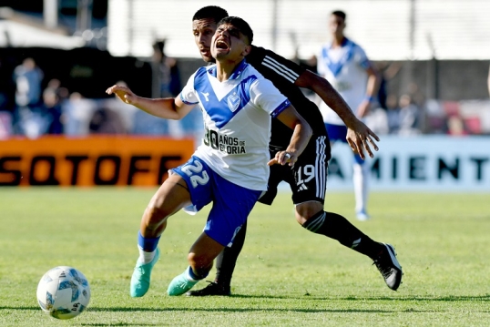Liga Profesional de Fútbol: El líder, Vélez visita a Deportivo Riestra
