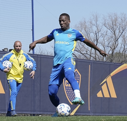 Boca: Cavani entrenó diferenciado y Luis Advíncula, está plenamente recuperado para el partido ante River