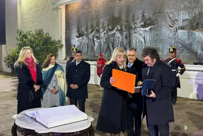 «Milei al Gobierno. Karina al poder»