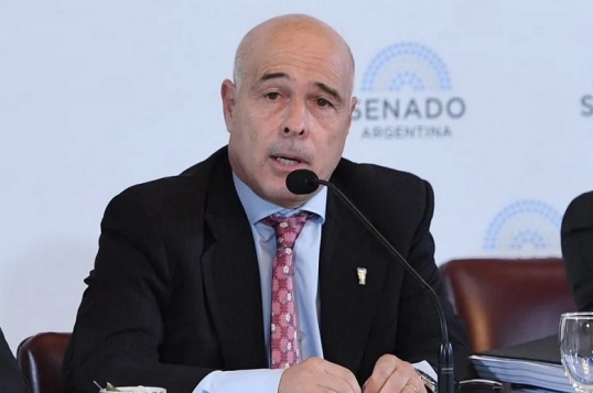 El senador libertario Bartolomé Abdala, reveló que tiene 15 asesores debido a que su deseo es «ser gobernador» de San Luis