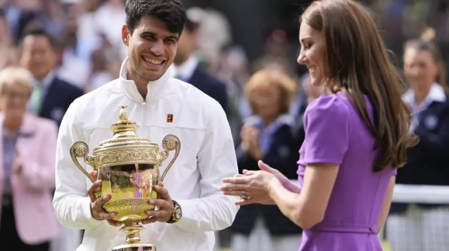 Carlos Alcaraz venció al serbio Novak Djokovic y se quedó con el torneo de Wimbledon