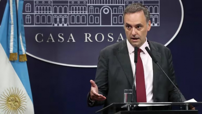 Adorni aseguró que al Gobierno «no le importa» el valor del dólar ni tampoco «le preocupa el avance del riesgo país»