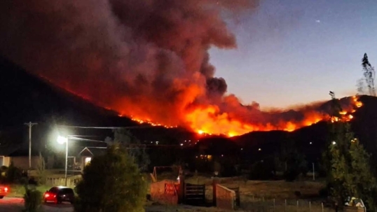 Chubut: Por un incendio, habría más de 500 evacuados en la zona de Puerto Patriada