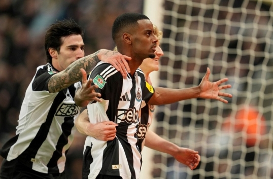 Copa de la Liga de Inglaterra: Newcastle United derrotó 2-0 al Arsenal, y se clasificó a la final