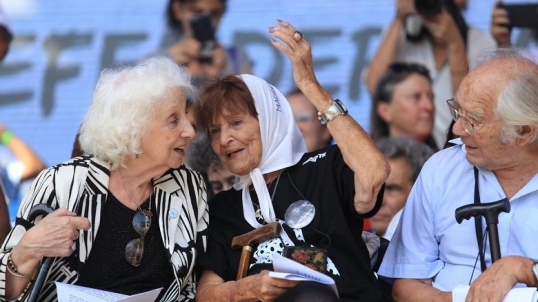 Estela de Carlotto, Taty Almeida, Pérez Esquivel reclaman la expulsión de los diputados libertarios que visitaron a genocidas