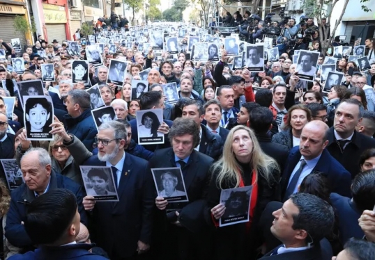 Javier Milei y todo su gabinete participaron del aniversario por el atentado contra la sede de la AMIA
