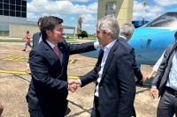 Corrientes: Luis Caputo arribó en avión oficial para participar en un acto partidario