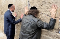 Javier Milei arribó a Israel y pasó por el Muro de los Lamentos