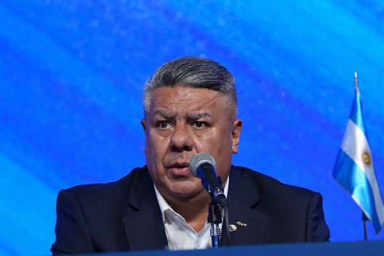 Autorizan a Claudio Tapia a salir del país para viajes oficiales