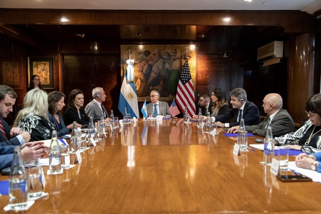 El Gobierno anunció la salida de la OMS y una reforma sanitaria