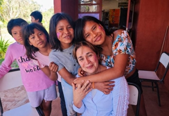 Misiones: Docente da clases en siete comunidades guaraníes y es semifinalista del Premio Docentes que Inspiran