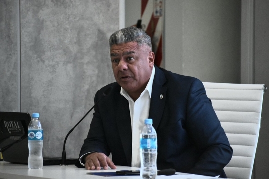 El Gobierno va contra Claudio «Chiqui» Tapia tras el fuerte respaldo del fútbol argentino