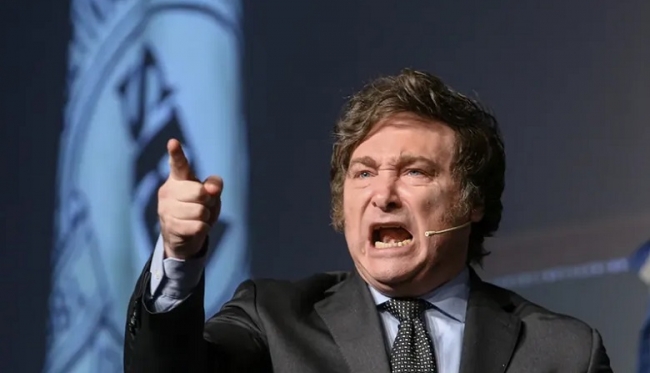 Milei criticó a los que cuestionan su política internacional y tituló como «El perfecto dinosaurio idiota»