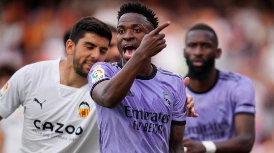 España: Condenan a un hombre a un año de prisión por insultar al futbolista brasileño Vinicius Jr