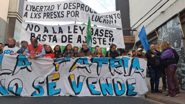Rosario: La multisectorial realiza una concentración para repudiar la presencia del presidente Javier Milei, en la ciudad