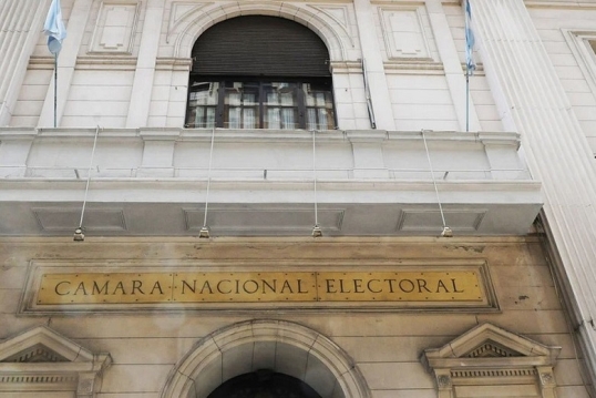 Declaran nulo el DNU que pasaba el trámite de ciudadanía a Migraciones