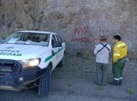 Escrachan a un chofer grafiteando en el Parque Nahuel Huapi