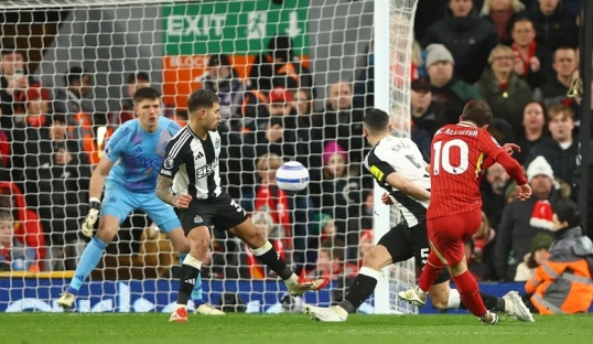 Premier League: Liverpool venció 2-0 al Newcastle, Alexis Mac Allister marcó un gol