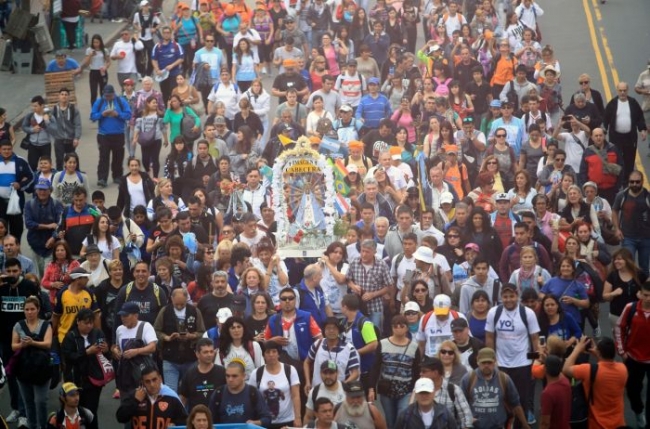 Se realiza la 50° Peregrinación Juvenil, bajo el lema «Madre, bajo tu mirada buscamos la unidad»
