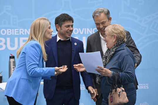 Axel Kicillof y Verónica Magario entregaron más de 1.400 escrituras gratuitas