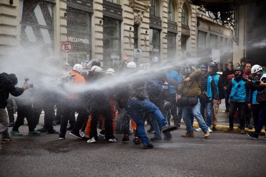 La policía reprimió a manifestantes con gases y camión hidrante en la marcha de jubilados