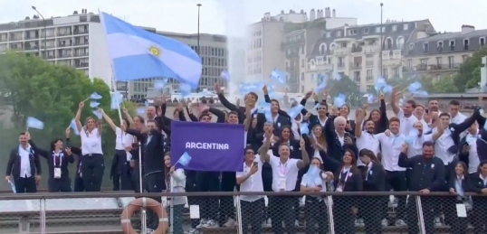 La delegación Argentina navego por el río Sena en la ceremonia inaugural de París 2024