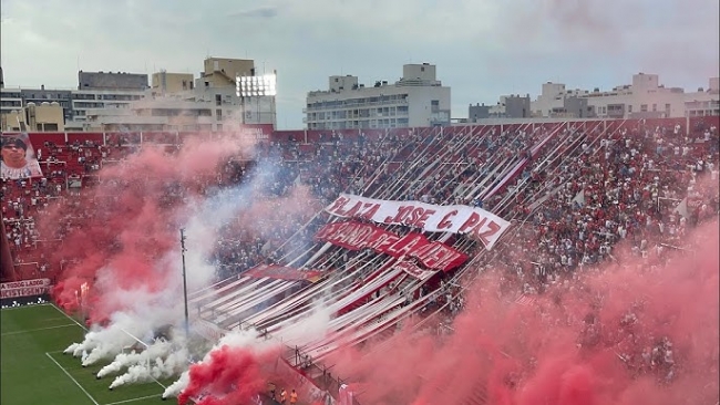 Una facción de la barra brava de Huracán tomó el club Piraña, con armas de fuego y se robó la recaudación