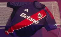 River presentó su nueva camiseta alternativa violeta