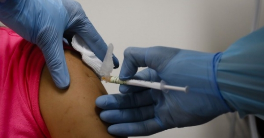Una nueva vacuna contra el Virus Sincicial Respiratorio está disponible en el país para adultos mayores