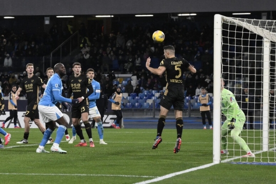 Serie A de Italia: Napoli superó por 2-0 y sigue liderando el torneo