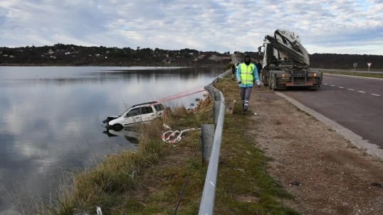 La Pampa: Mueren cuatro hermanas tras caer el auto a un espejo de agua