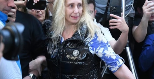 Los vecinos la recibieron con un cacerolazo a Karina Milei y al grito de «estafadores»