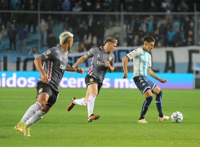 Racing juega el partido postergado ante Estudiantes de La Plata
