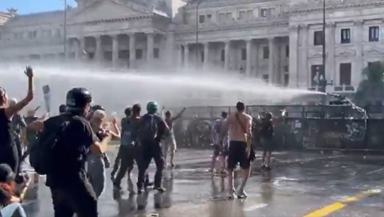 Mientras debaten la reforma laboral en el Congreso, afuera hay represión